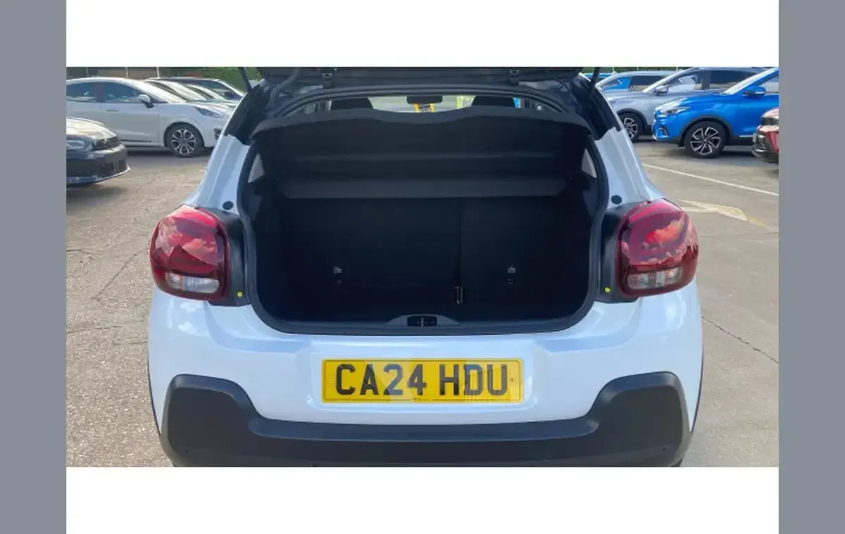 Used Citroën C3 PureTech 108 HP (79 kW) 2024 White Hatchback