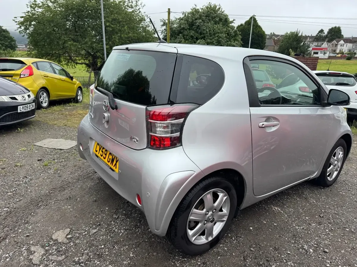 Used Toyota iQ 68 HP (50 kW) 2009 Silver Hatchback