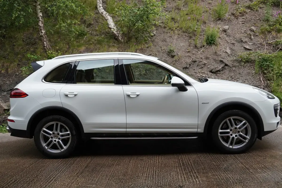 Used Porsche Cayenne 385 HP (283 kW) 2016 White SUV