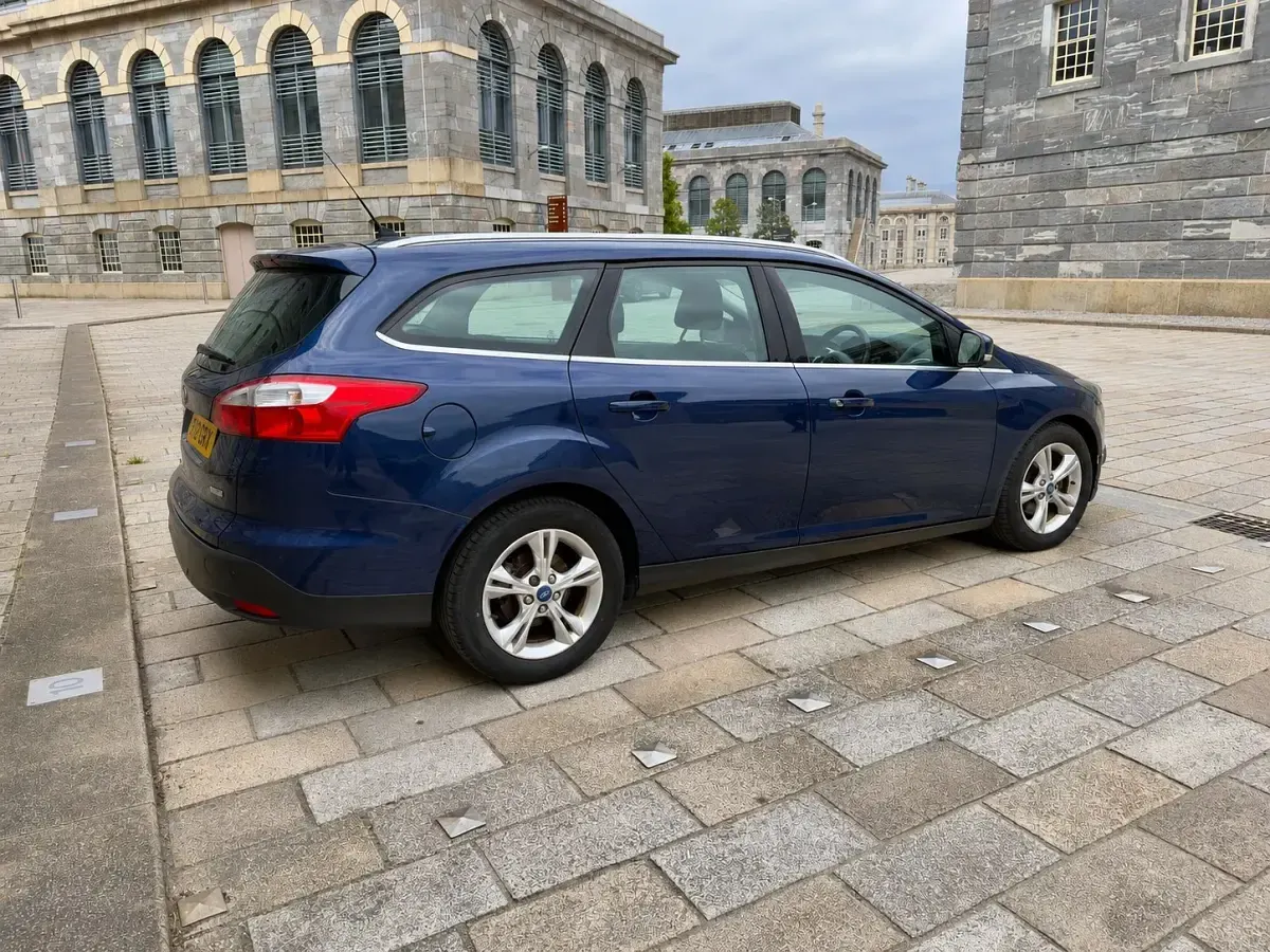Begagnad Ford Focus Zetec 115 HK (84 kW) 2012 Blå Kombi