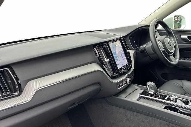 Used Volvo XC60 Core 247 HP (181 kW) 2023 White SUV