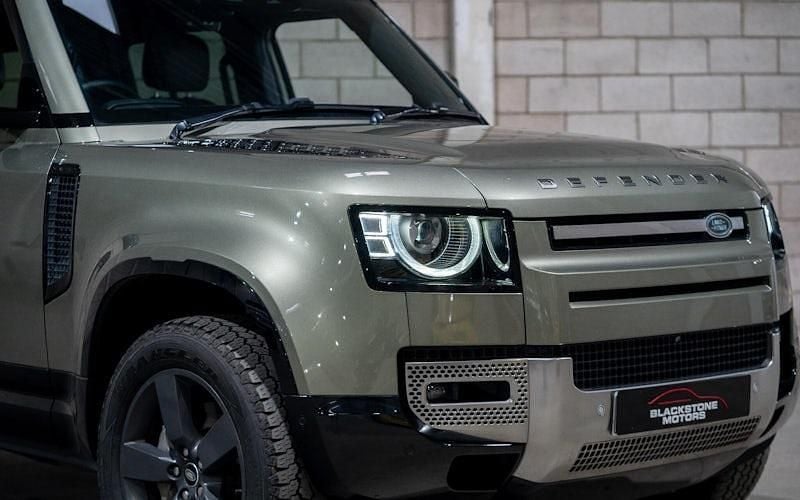 Used Land Rover Defender HSE 300 HP (220 kW) 2024 Green SUV