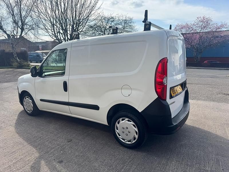 Second-hand Vauxhall Combo 105 CP (77 kW) 2014 Alb Monovolum