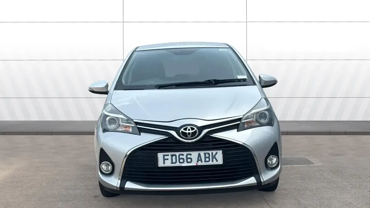Used Toyota Yaris 99 HP (72 kW) 2016 Silver Hatchback