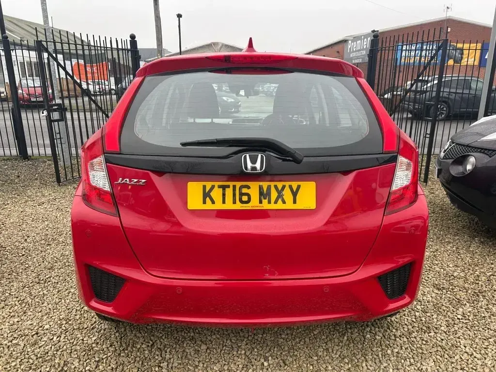 Used Honda Jazz SE 102 HP (75 kW) 2016 Red Hatchback