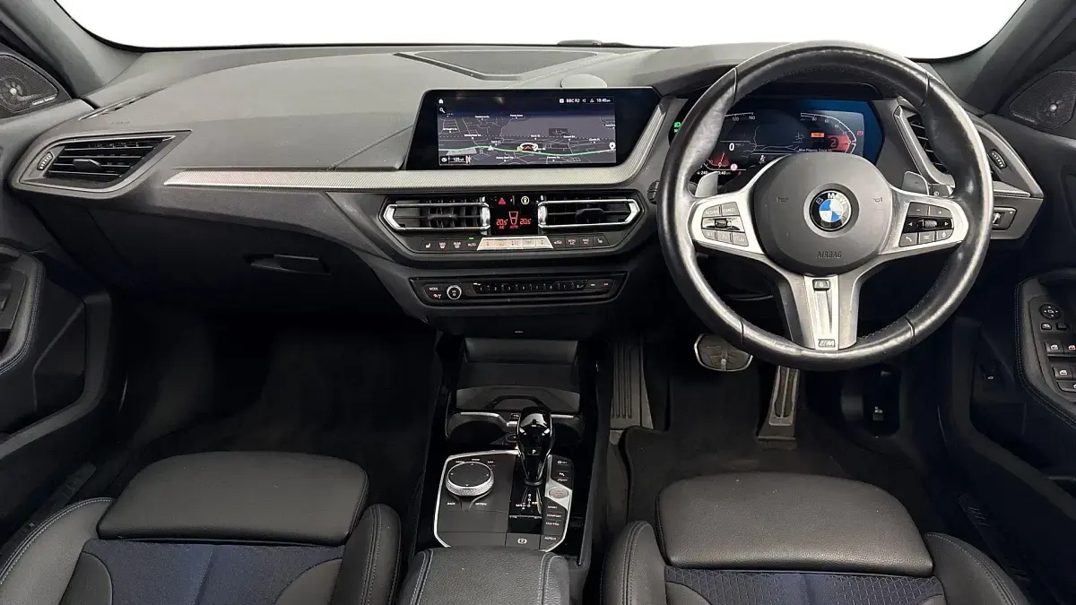 Usado BMW 120 M Sport 187 CV (137 kW) 2023 Gris Utilitario