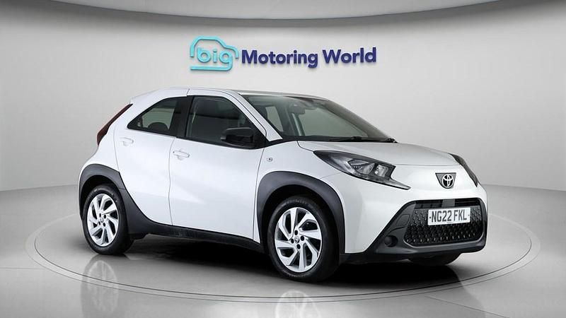 Used Toyota Aygo X PURE 72 HP (52 kW) 2022 White SUV
