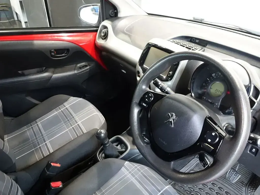 Used Peugeot 108 Active 68 HP (50 kW) 2016 Red Hatchback