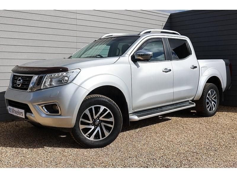 Used Nissan Navara Tekna 190 HP (139 kW) 2016 Silver Pickup