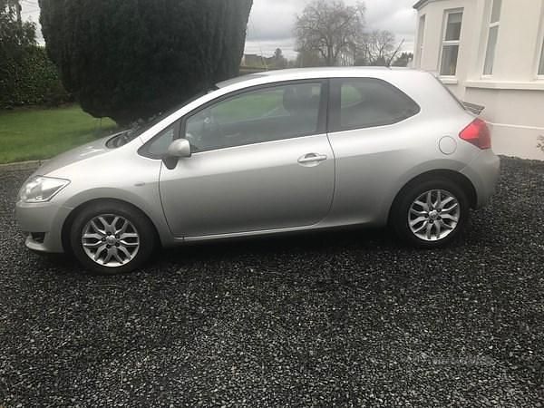 Used Toyota Auris 124 HP (91 kW) 2008 Silver Hatchback