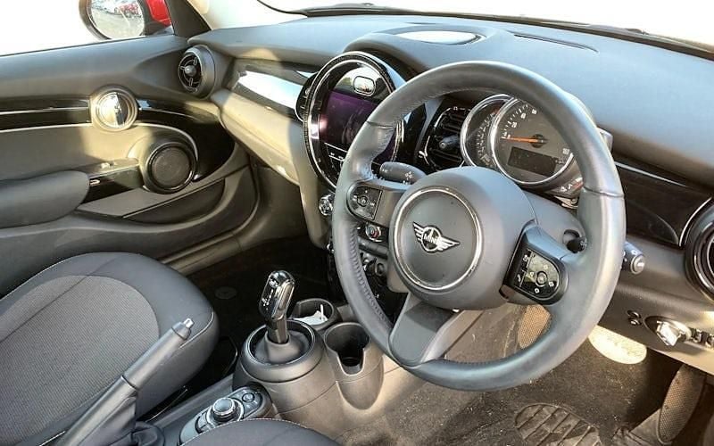 Used Mini ONE Classic 102 HP (75 kW) 2022 Red Hatchback