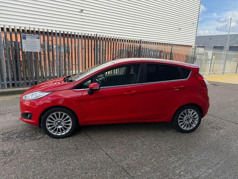Used Ford Fiesta Titanium 100 HP (73 kW) 2015 Red Hatchback