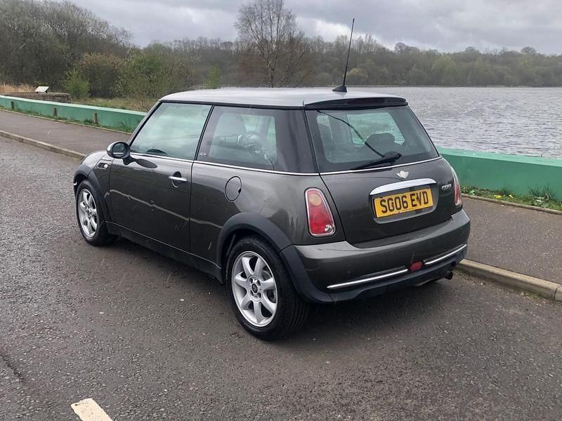 Usado Mini Cooper Hatch 2006 Gris Utilitario