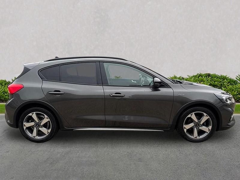 Begagnad Ford Focus Active 2021 Grå Halvkombi