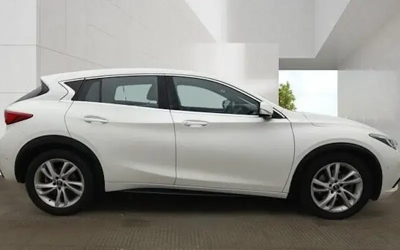 Used Infiniti Q30 Premium 170 HP (125 kW) 2016 White Hatchback
