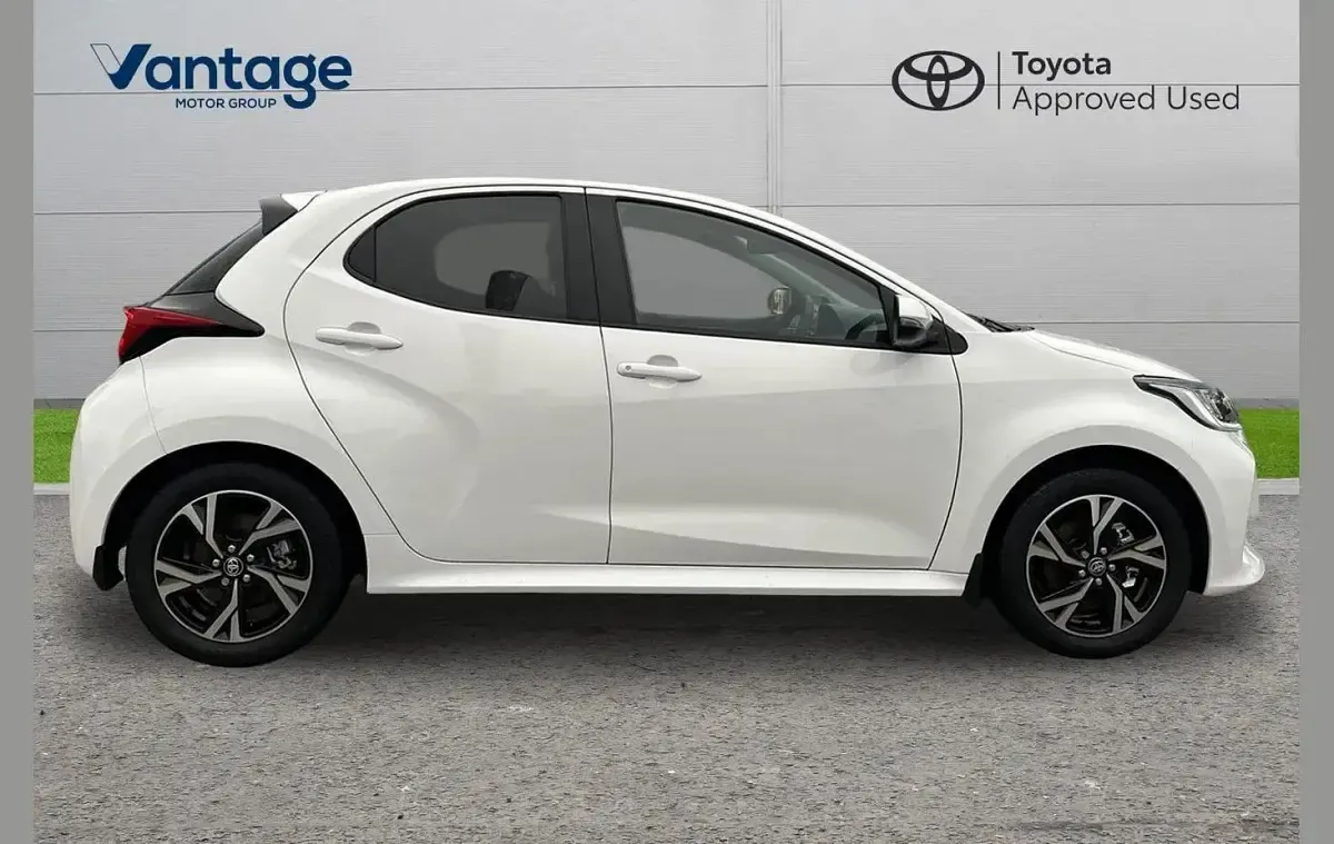 Used Toyota Yaris Design 113 HP (83 kW) 2025 White Hatchback