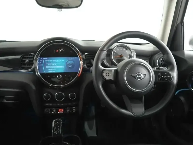 Usado Mini Cooper Classic 134 HP (98 kW) 2022 Prateado Citadino