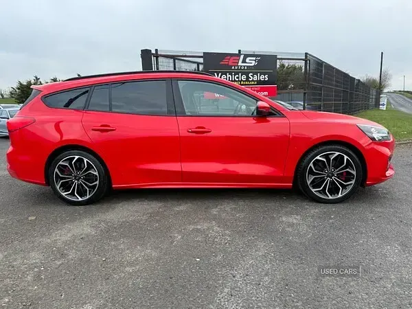 Used Ford Focus ST-Line X 120 HP (88 kW) 2021 Red Estate