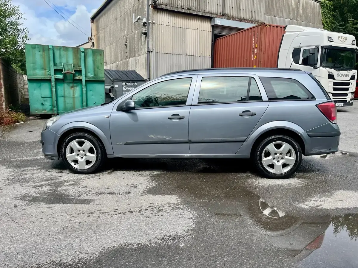 Used Vauxhall Astra 89 HP (65 kW) 2006 Silver Estate