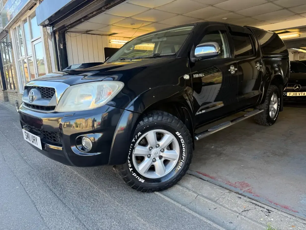 Used Toyota HiLux 171 HP (125 kW) 2011 Black Pickup