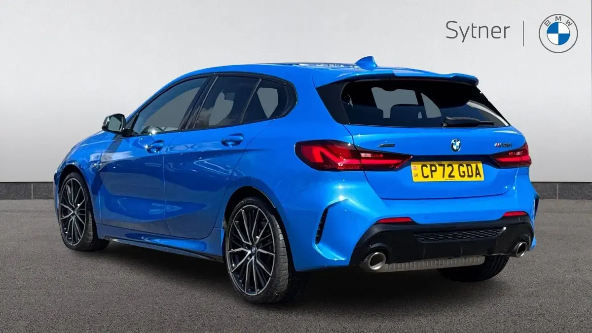 Begagnad BMW M135 Shadowline 302 HK (222 kW) 2022 Blå Halvkombi