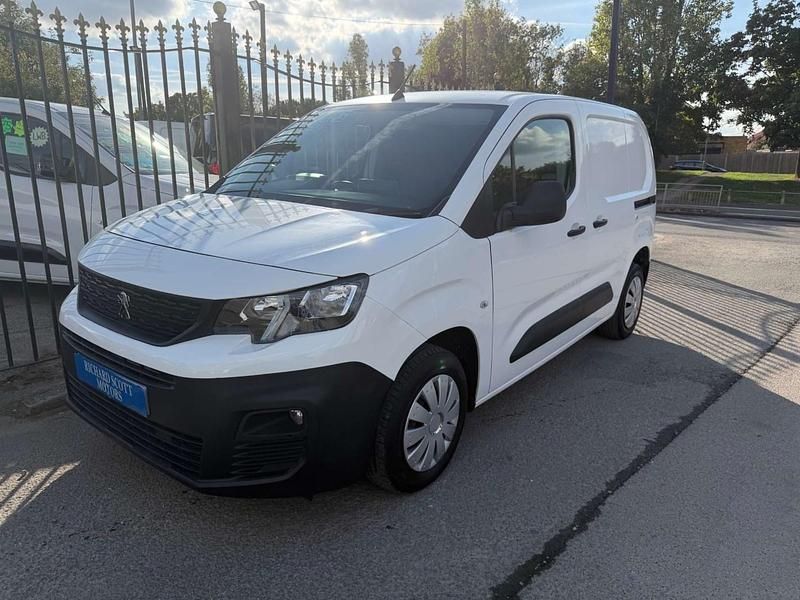 White Used 2019 Peugeot Partner MPV | £8,490 (Fair price) - Image 1/4