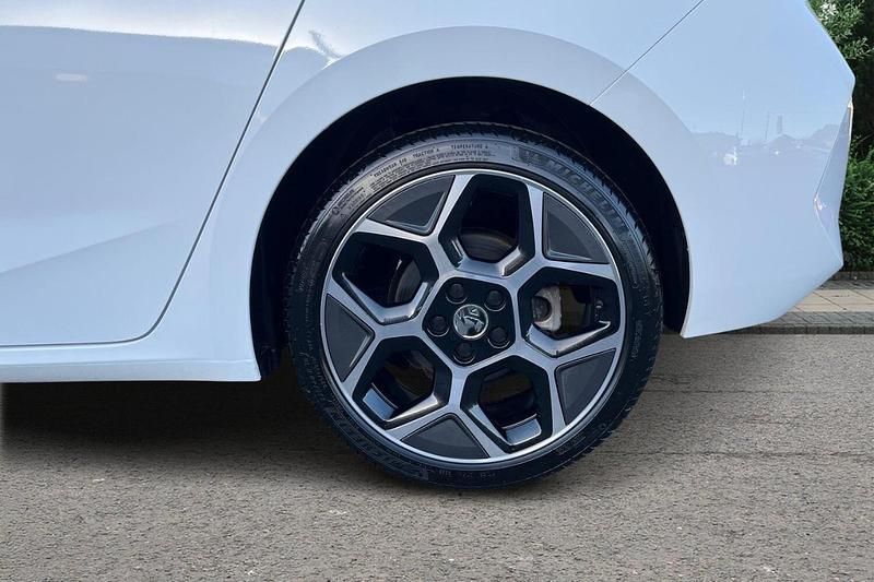 Used Vauxhall Astra GS Line 130 HP (95 kW) 2022 White Hatchback