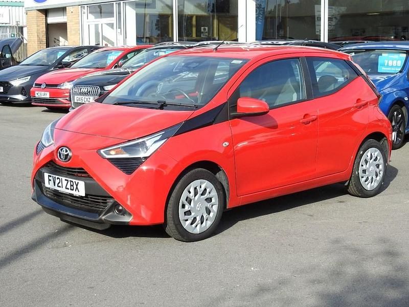 Used Toyota Aygo X-play 72 HP (52 kW) 2021 Red Hatchback