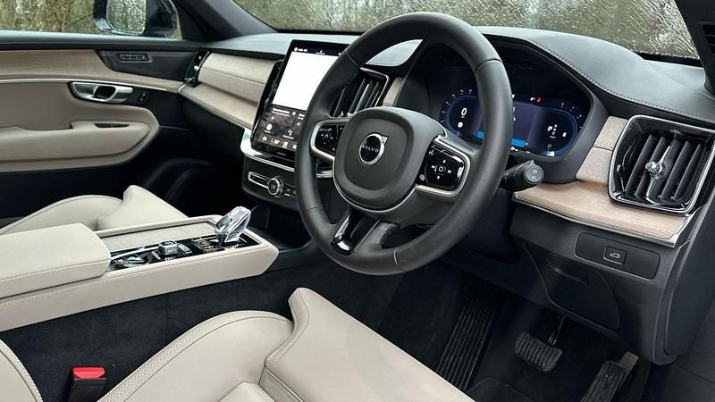 Used Volvo XC90 Plus 250 HP (183 kW) 2025 Gold SUV