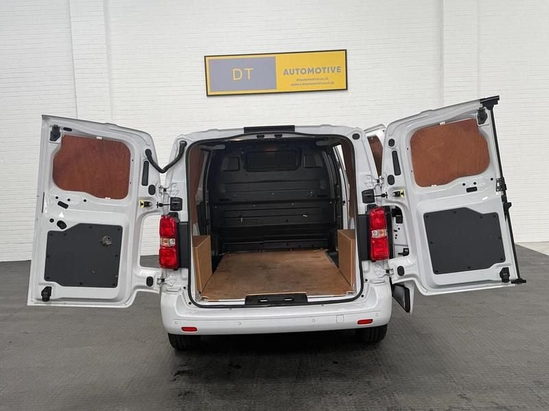 Second-hand Vauxhall Vivaro Sportive 2023 Alb Monovolum