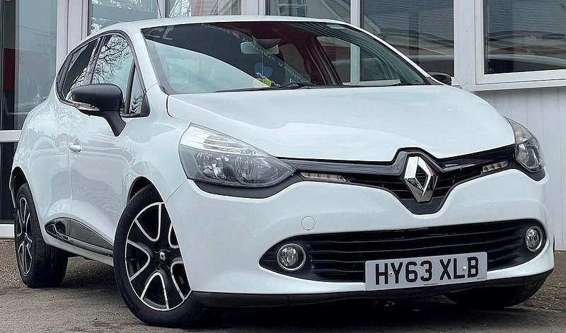 Used Renault Clio IV Dynamique 90 HP (66 kW) 2013 White Hatchback