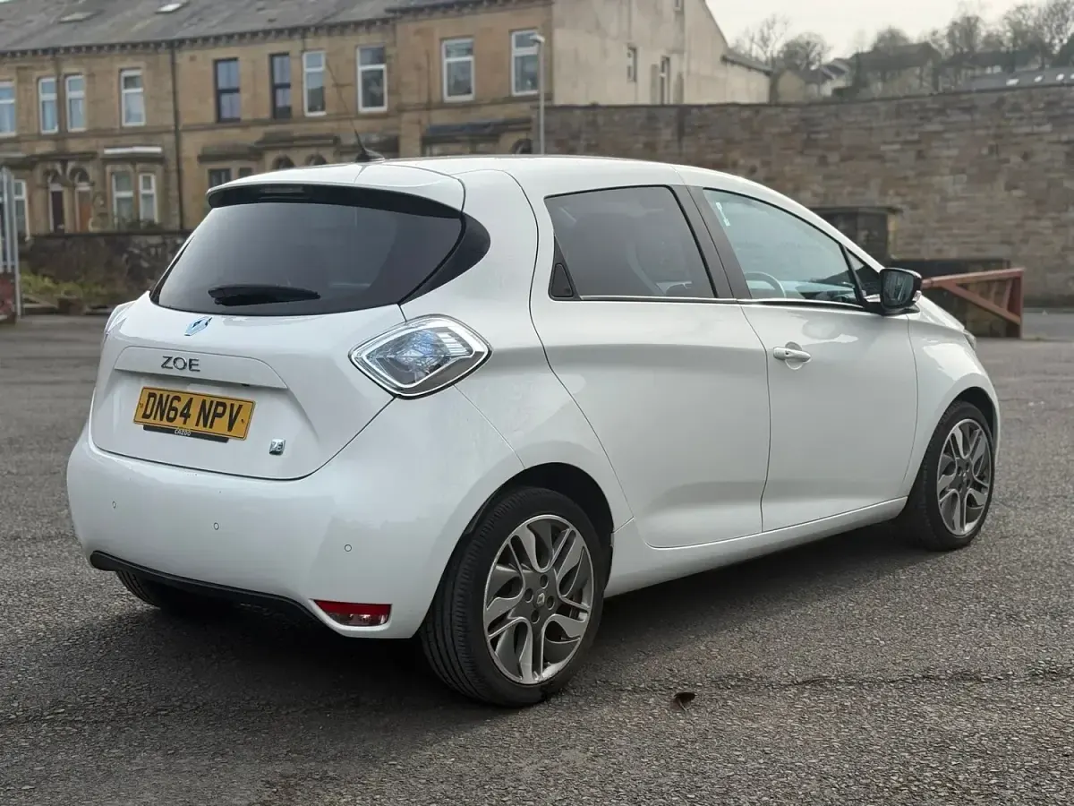 Used Renault Zoe Dynamique 64 kW (88 HP) 2014 White Hatchback