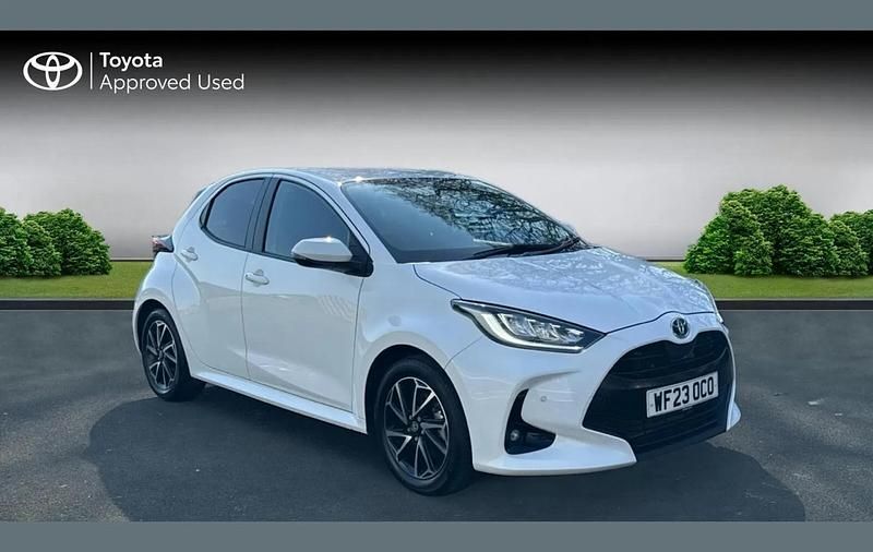 Used Toyota Yaris Hybrid Design 116 HP (85 kW) 2023 Pure white Hatchback