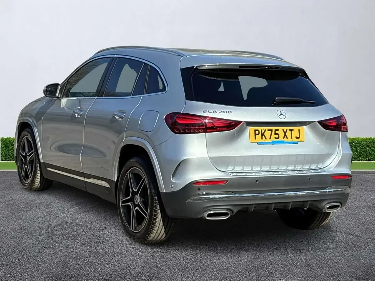 Käytetty Mercedes GLA200 Executive 163 HP (119 kW) 2025 Hopea Katumaasturi