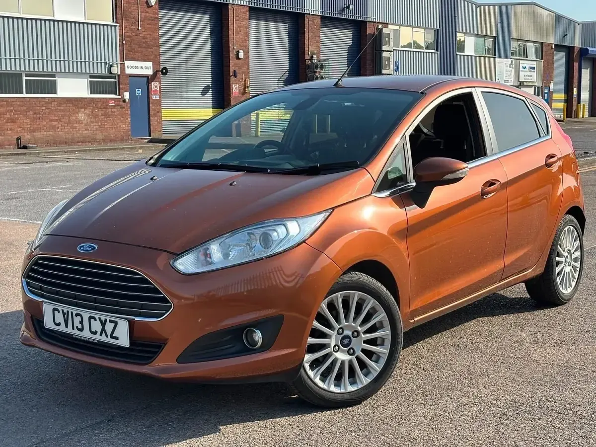 Used Ford Fiesta Titanium 75 HP (55 kW) 2013 Yellow Hatchback