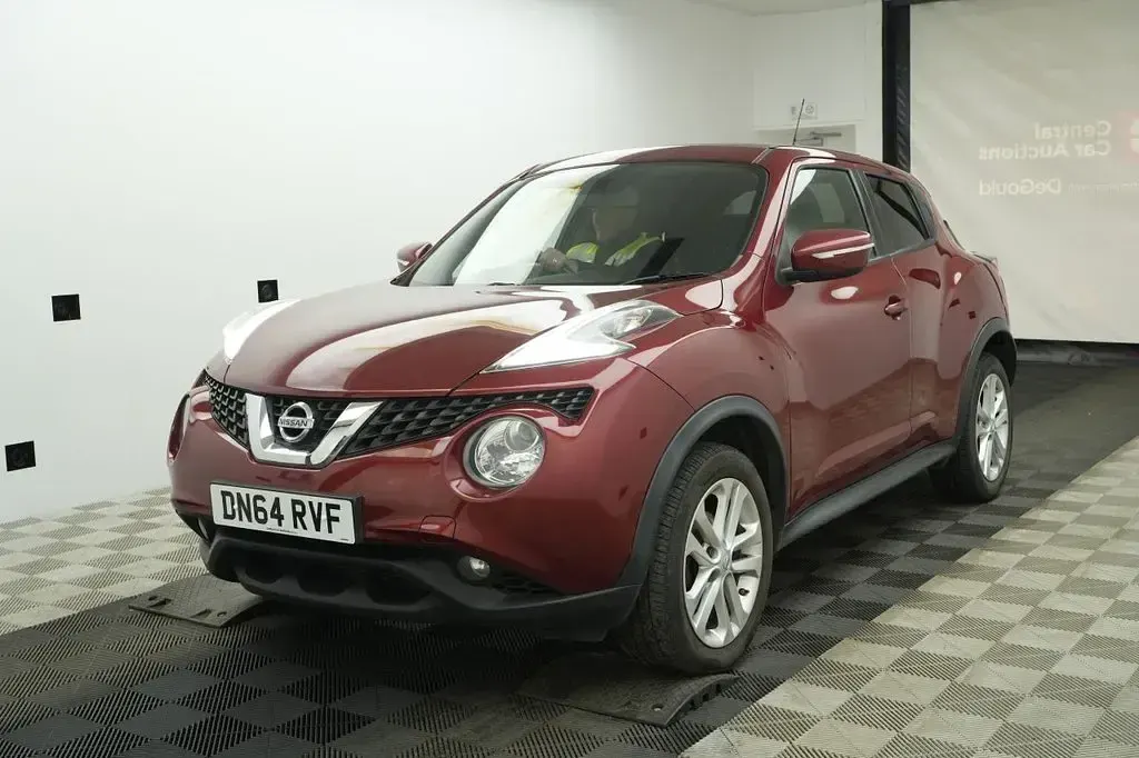 Usado Nissan Juke Acenta Premium 110 HP (80 kW) 2015 Vermelho SUV