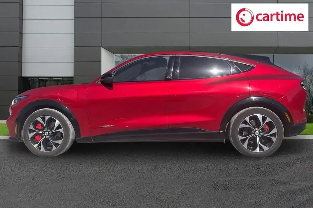 Begagnad Ford Mustang Extended Range 351 HK (258 kW) 2022 Röd Halvkombi