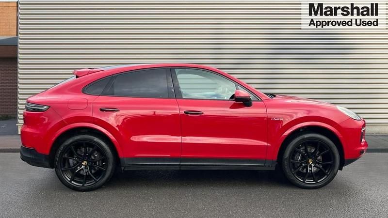 Used Porsche Cayenne 462 HP (339 kW) 2021 Red SUV