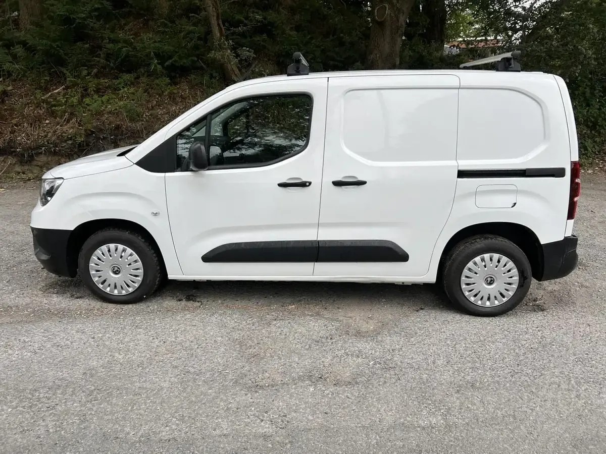 Used Vauxhall Combo 100 HP (73 kW) 2022 White MPV