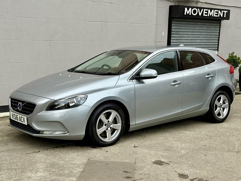 Used Volvo V40 Momentum 150 HP (110 kW) 2016 Silver Hatchback