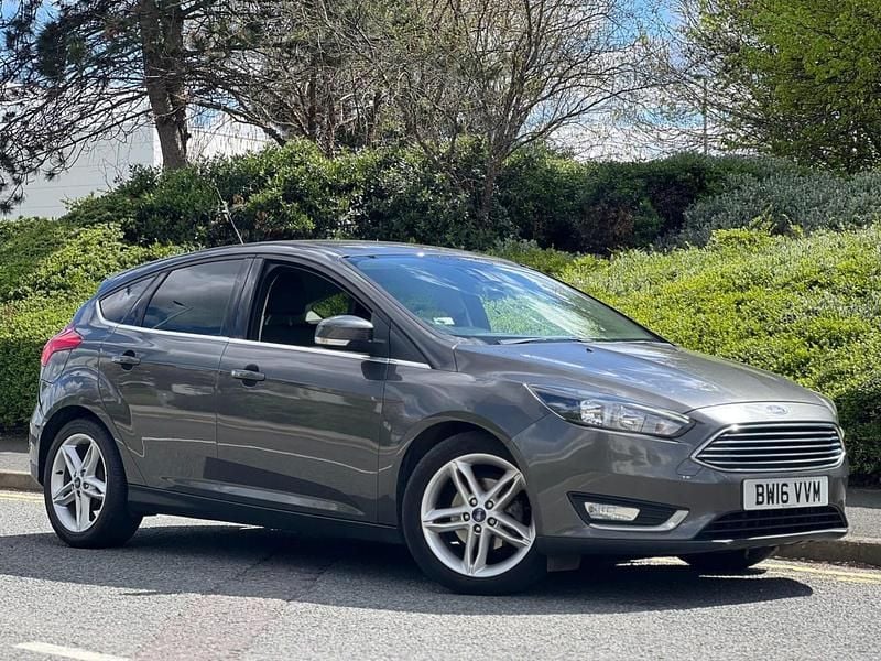 Begagnad Ford Focus Titanium 2016 Grå Halvkombi