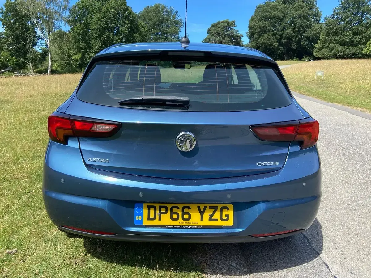 Used Vauxhall Astra SRi 105 HP (77 kW) 2016 Blue Hatchback