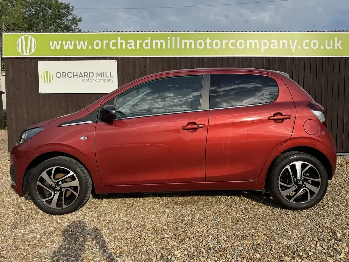 Used Peugeot 108 Active 72 HP (52 kW) 2021 Red Hatchback