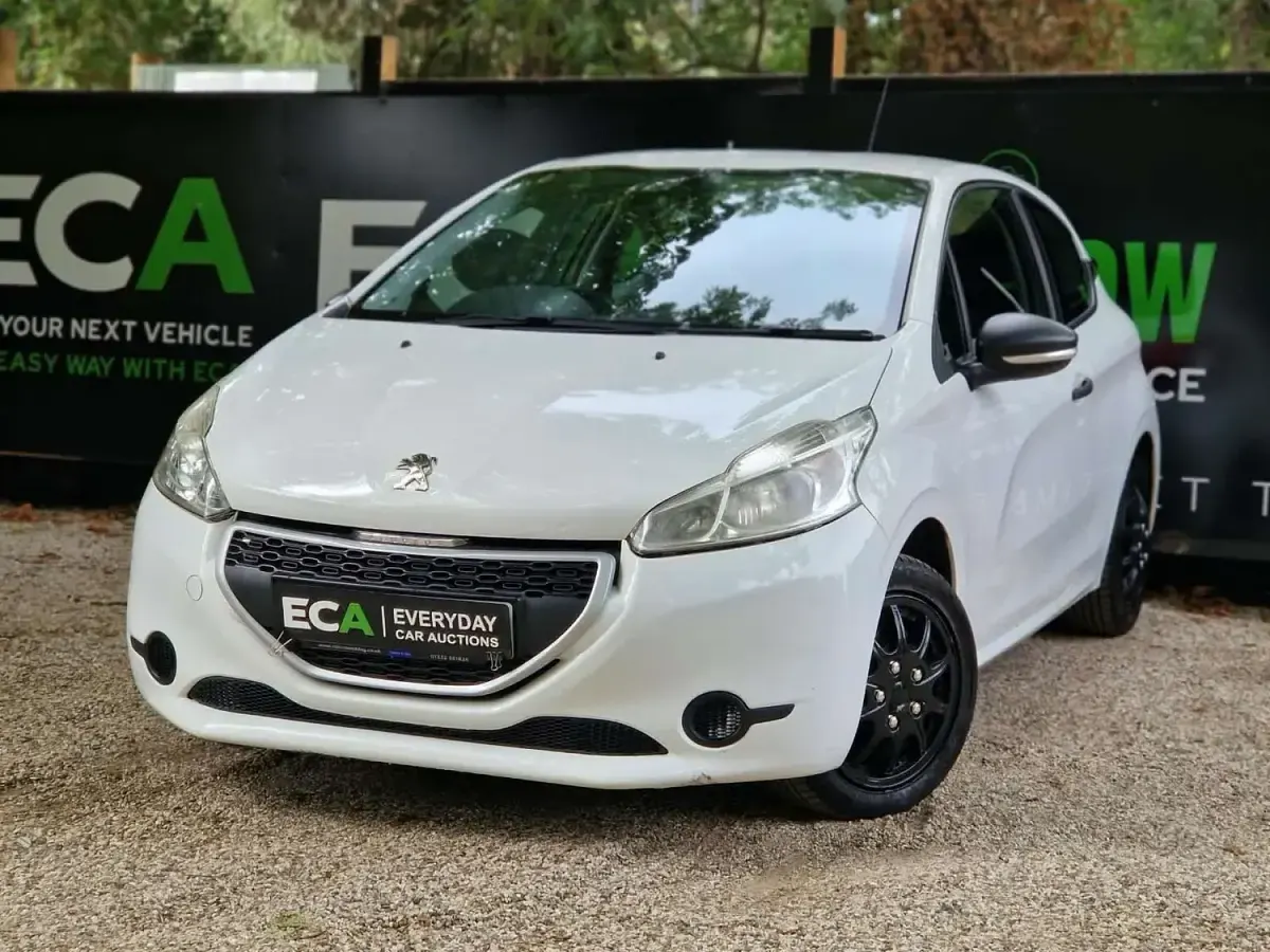 Used Peugeot 208 Access 68 HP (50 kW) 2014 White Hatchback