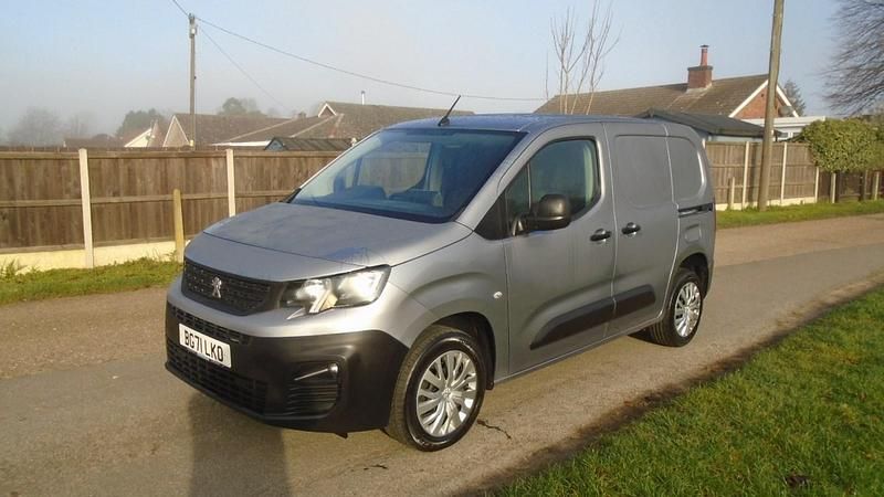 Used Peugeot Partner Premium 100 HP (73 kW) 2021 Grey MPV