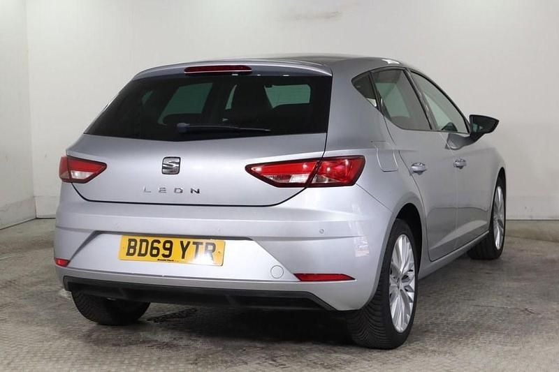 Begagnad Seat Leon SE Dynamic 130 HK (95 kW) 2019 Silver Halvkombi
