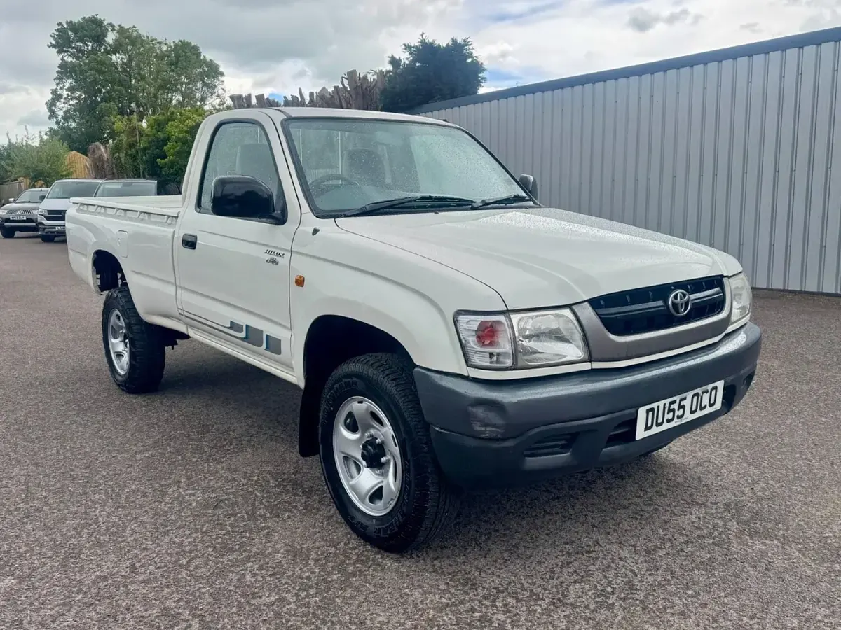 Used Toyota HiLux 102 HP (75 kW) 2005 White Pickup