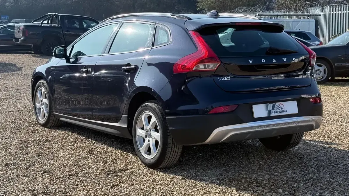 Used Volvo V40 SE 2015 Blue Hatchback