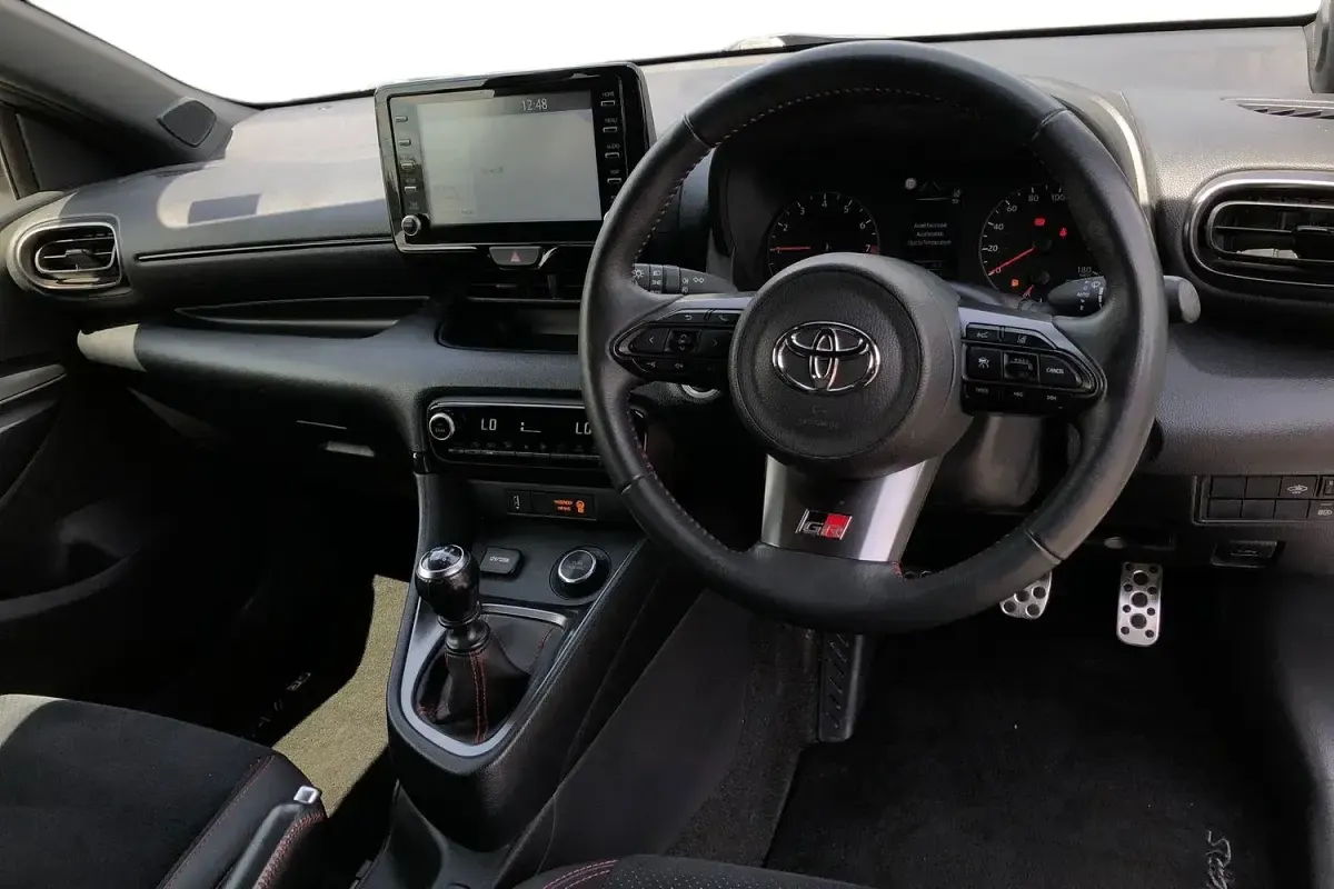 Used Toyota Yaris 272 HP (200 kW) 2020 White Hatchback