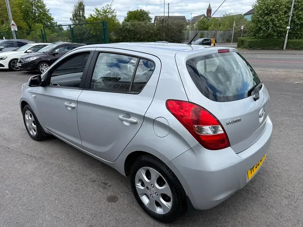 Used Hyundai i20 Comfort 101 HP (74 kW) 2009 Silver Hatchback